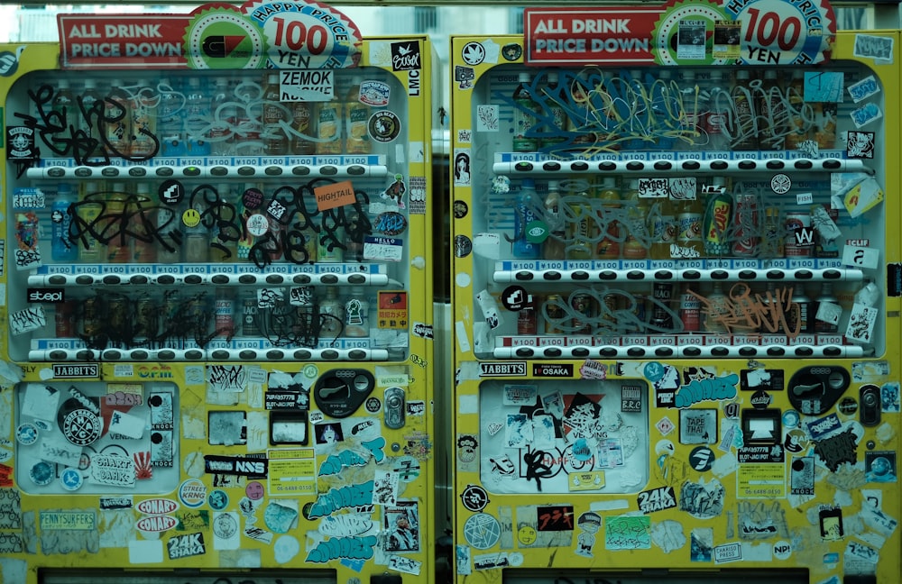 un distributore automatico con un sacco di adesivi su di esso