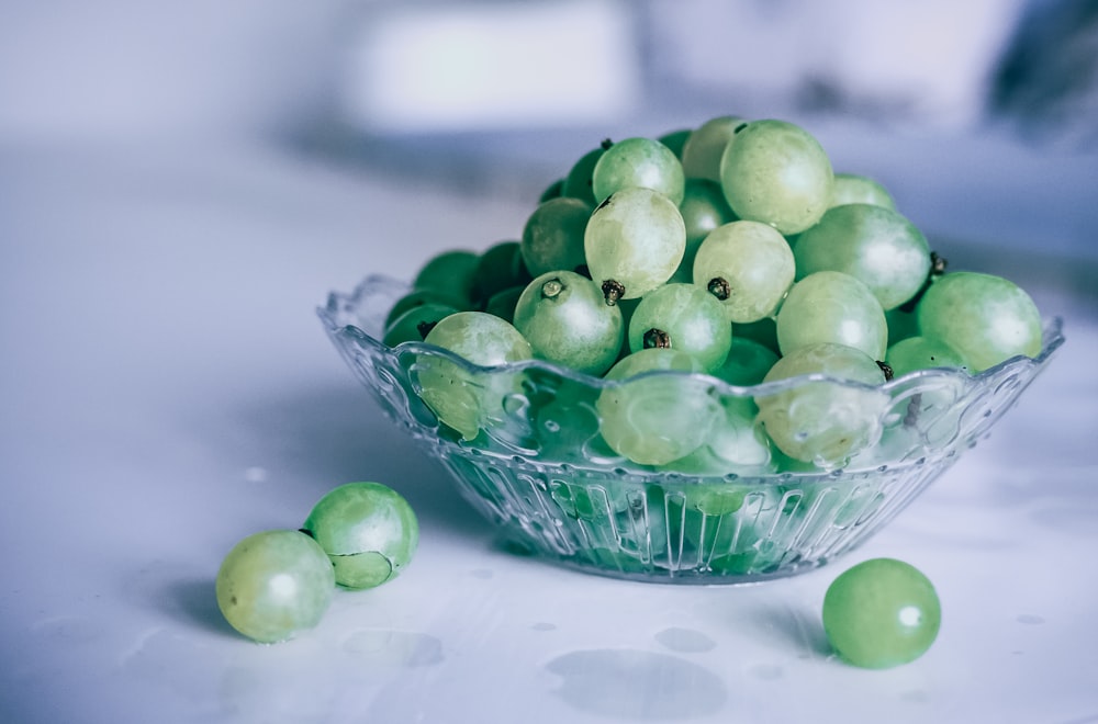 tigela de uvas verdes