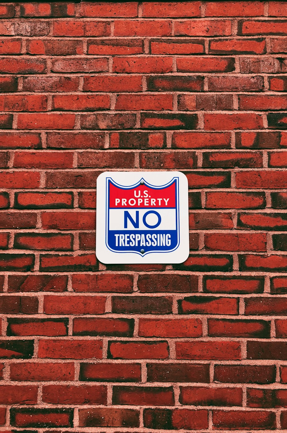 US Property No Trespassing signage