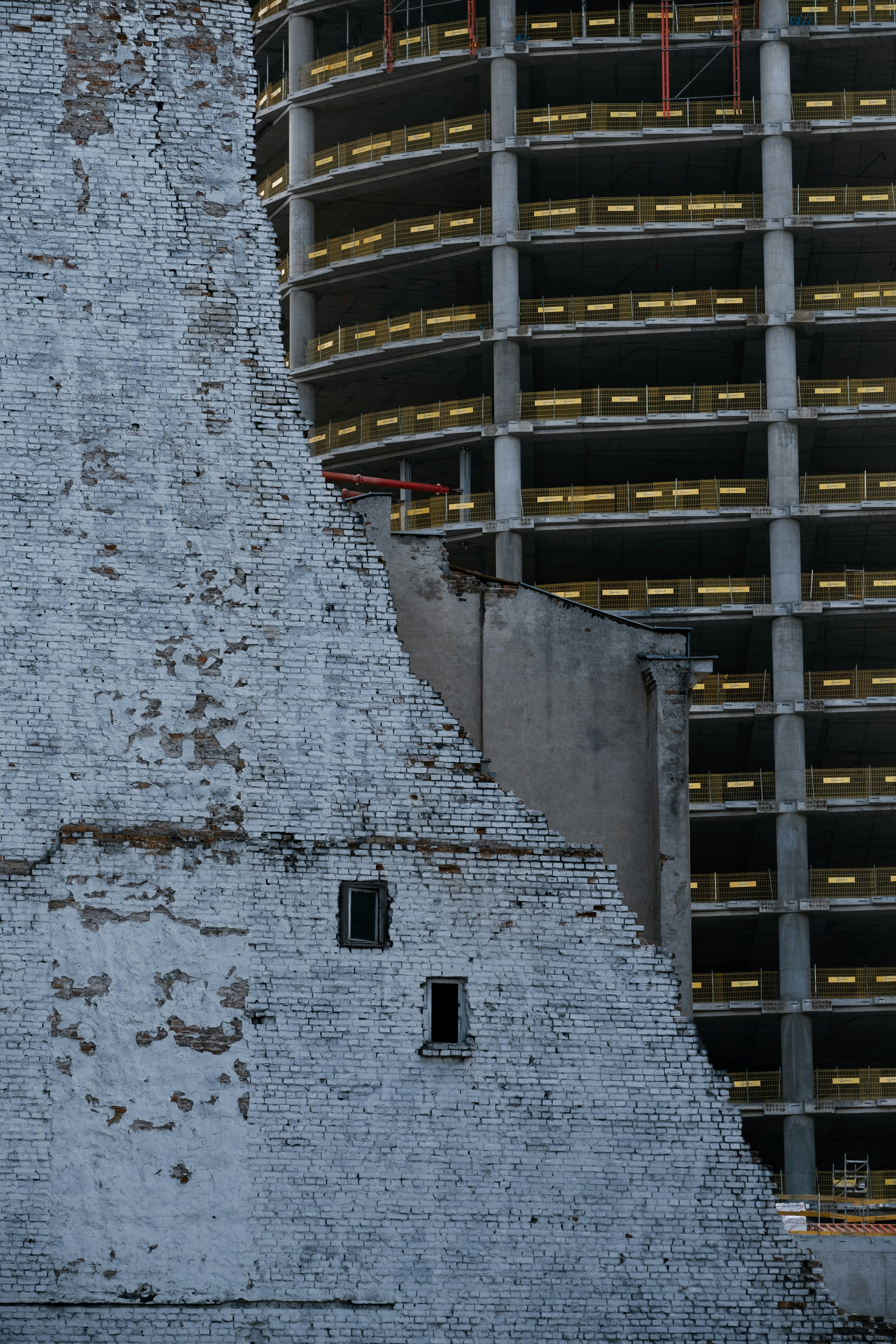 灰色の長屋の写真