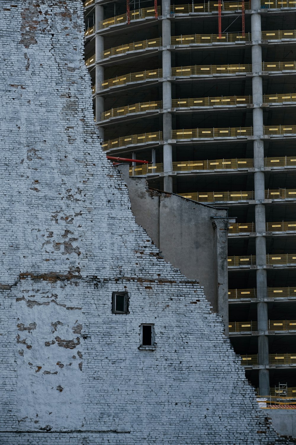 Foto del edificio de viviendas gris