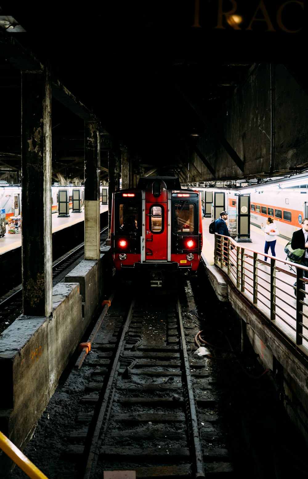 駅構内の赤い電車