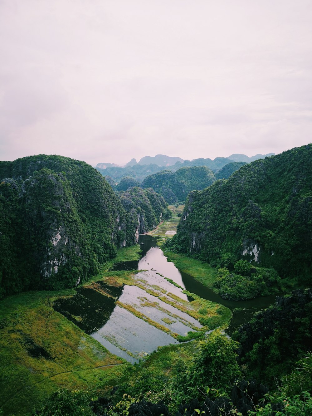 photo aérienne de montagnes