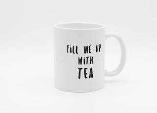 xícara branca com a frase 'me encha de chá'