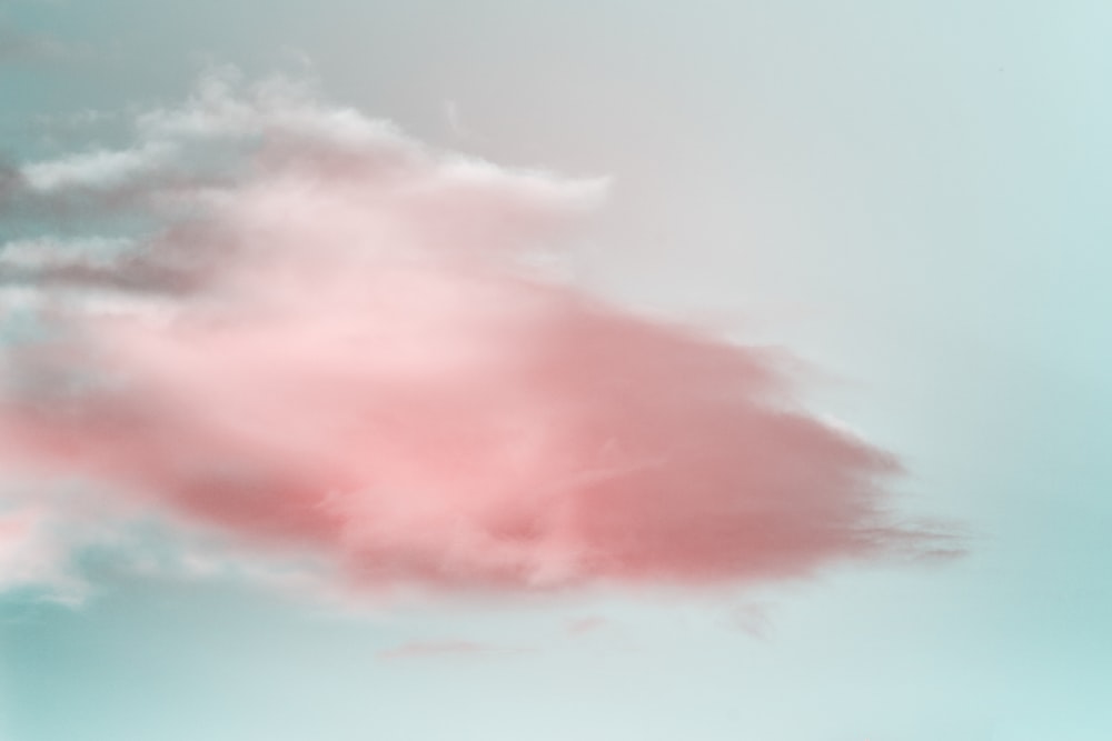 uma nuvem rosa em um céu azul