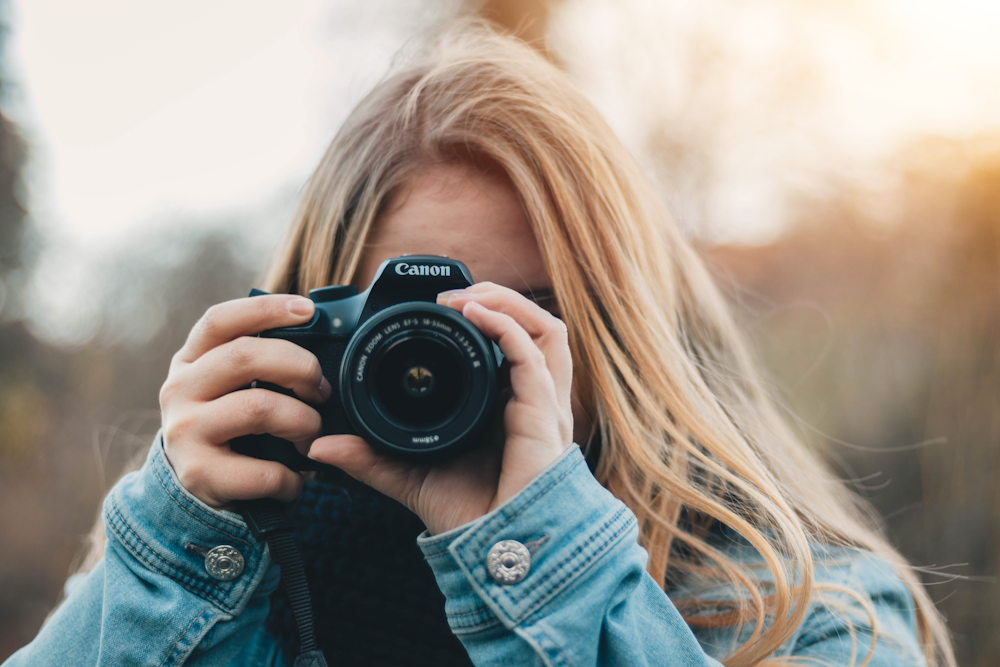 昼間に写真を撮る女性