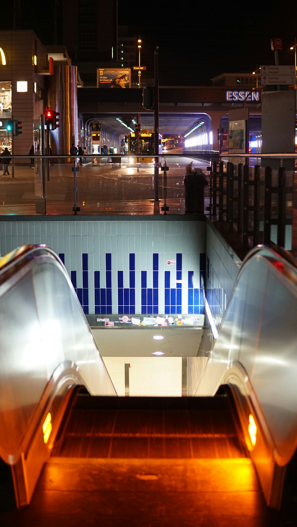 Escalator gris pendant la photo de nuit