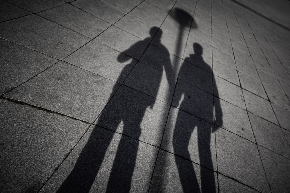 la sombra de dos hombres