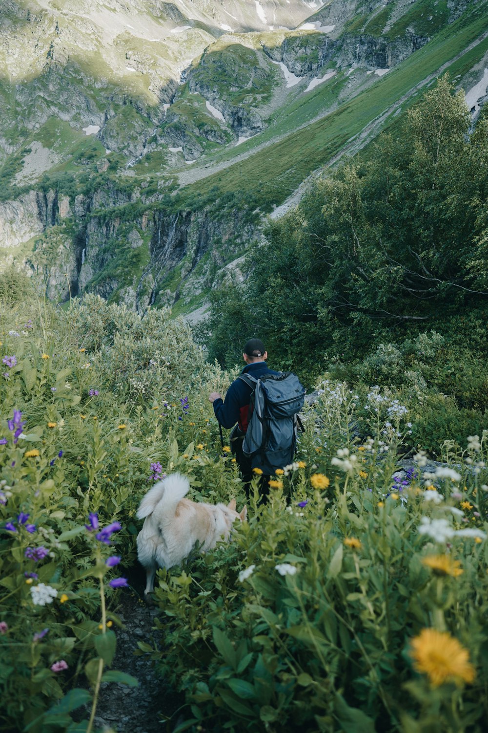 uomo in piedi sul campo di fiori