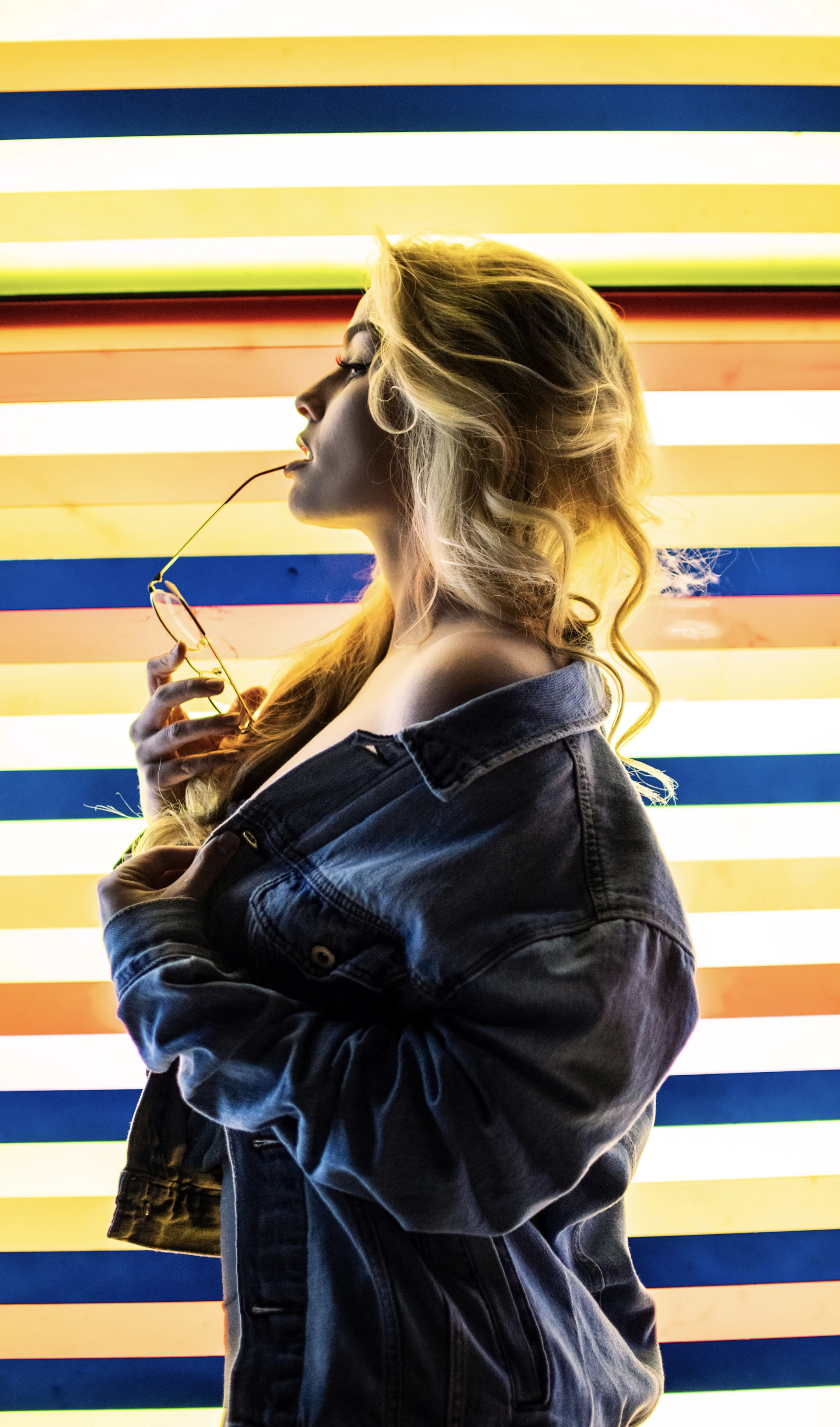 Mujer con chaqueta de mezclilla