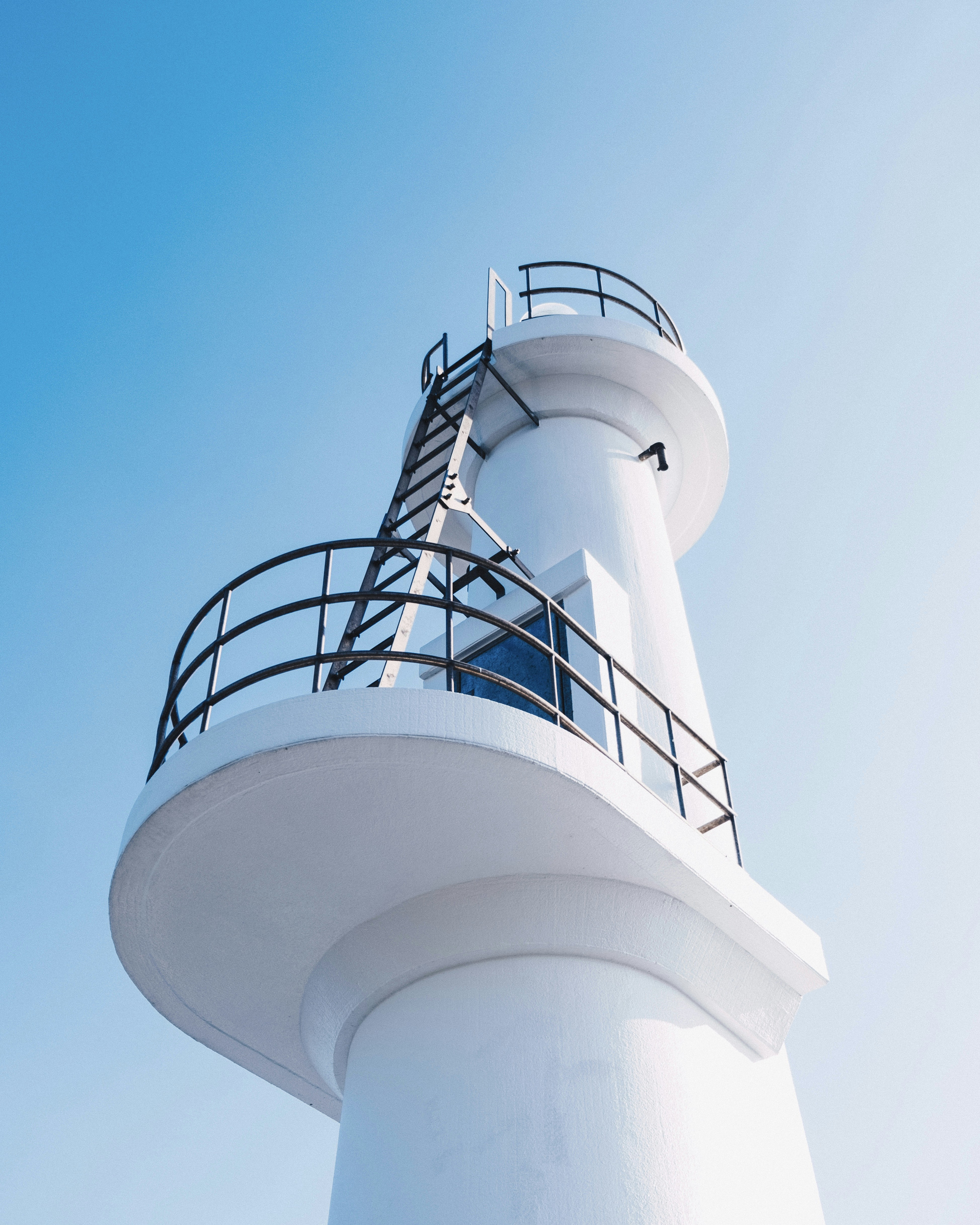 낮에는 푸른 하늘 아래 하얀 탑