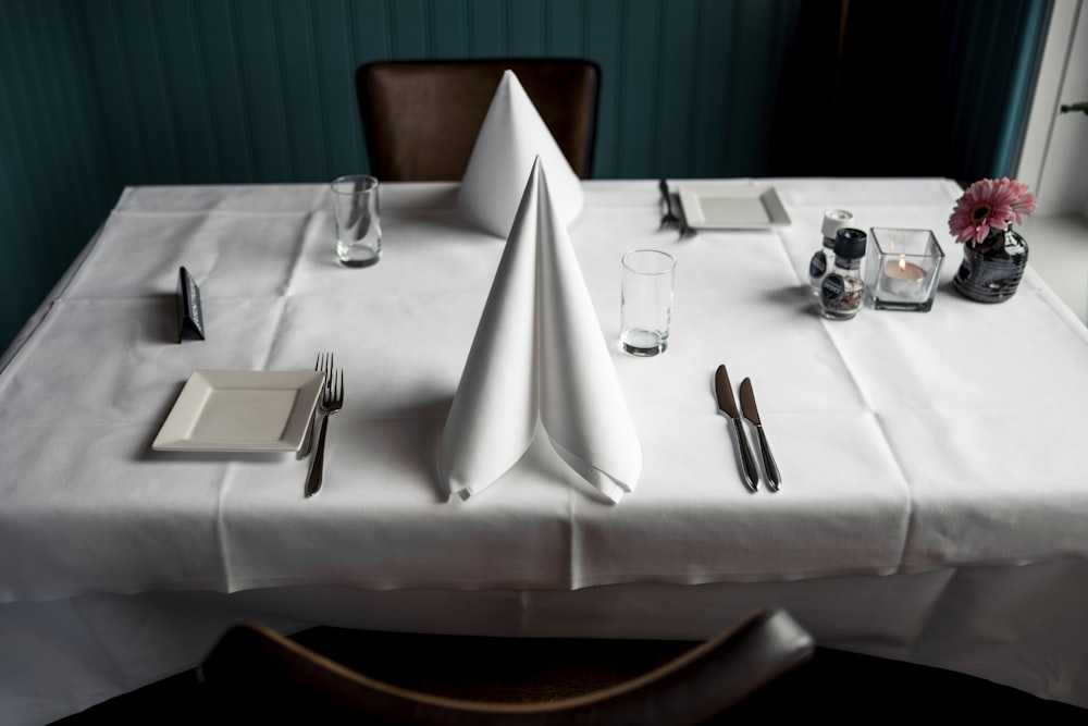 dos servilletas y cubiertos en la mesa del comedor