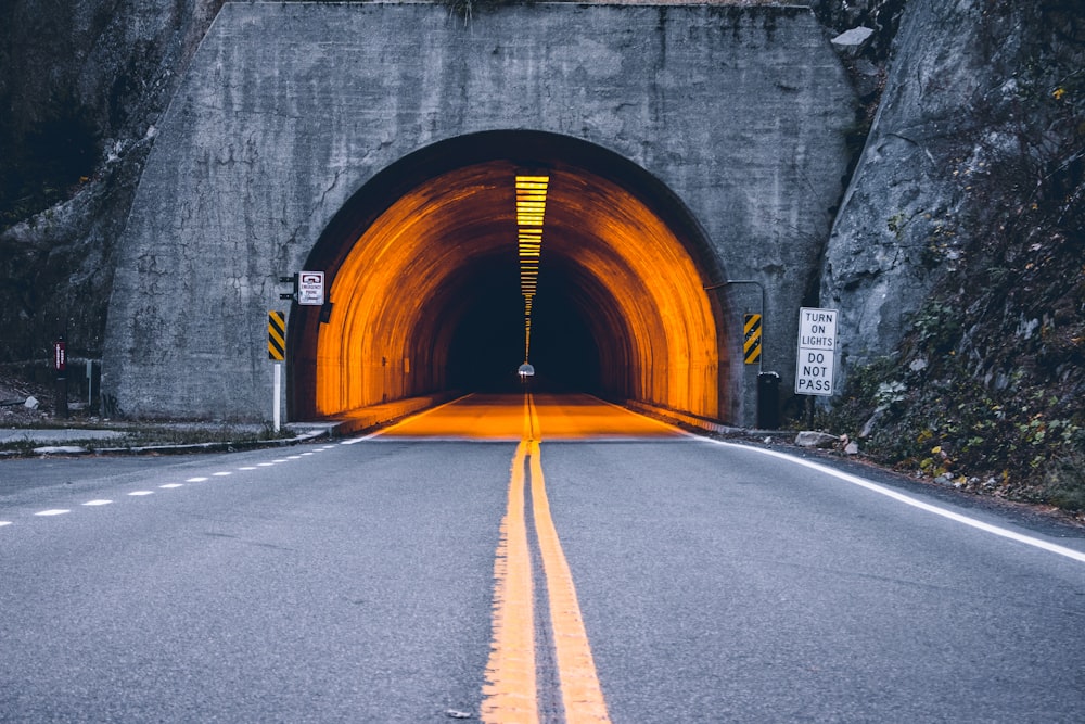 노란 불빛의 아치 터널 도로