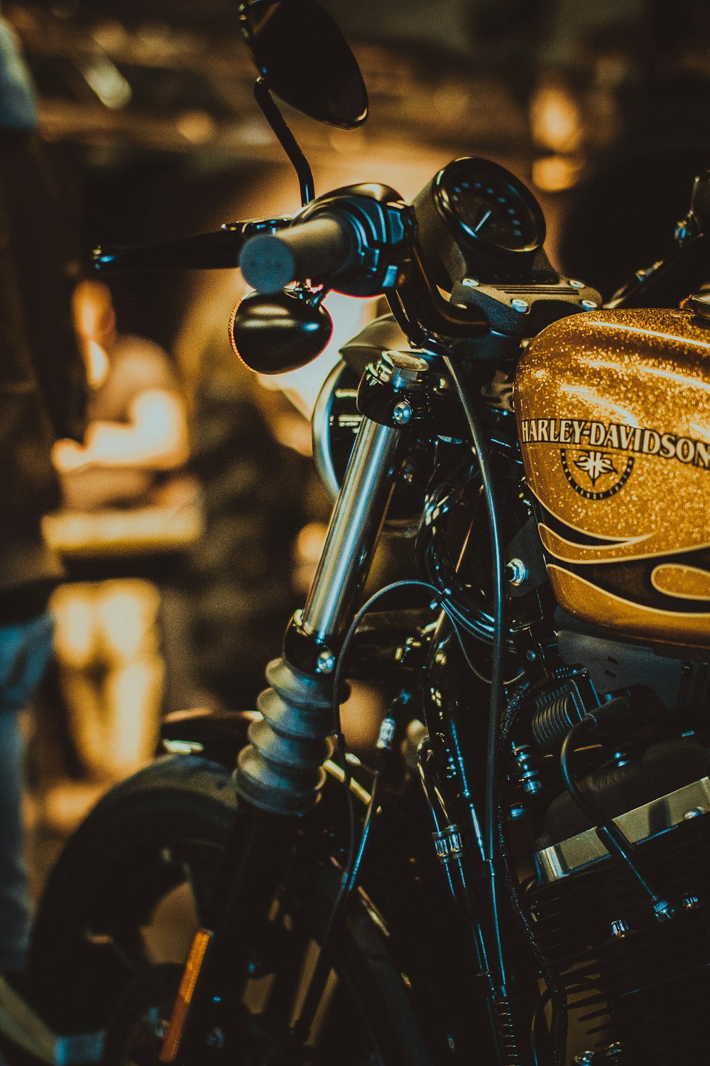 Fotografia de foco seletivo de motocicleta marrom