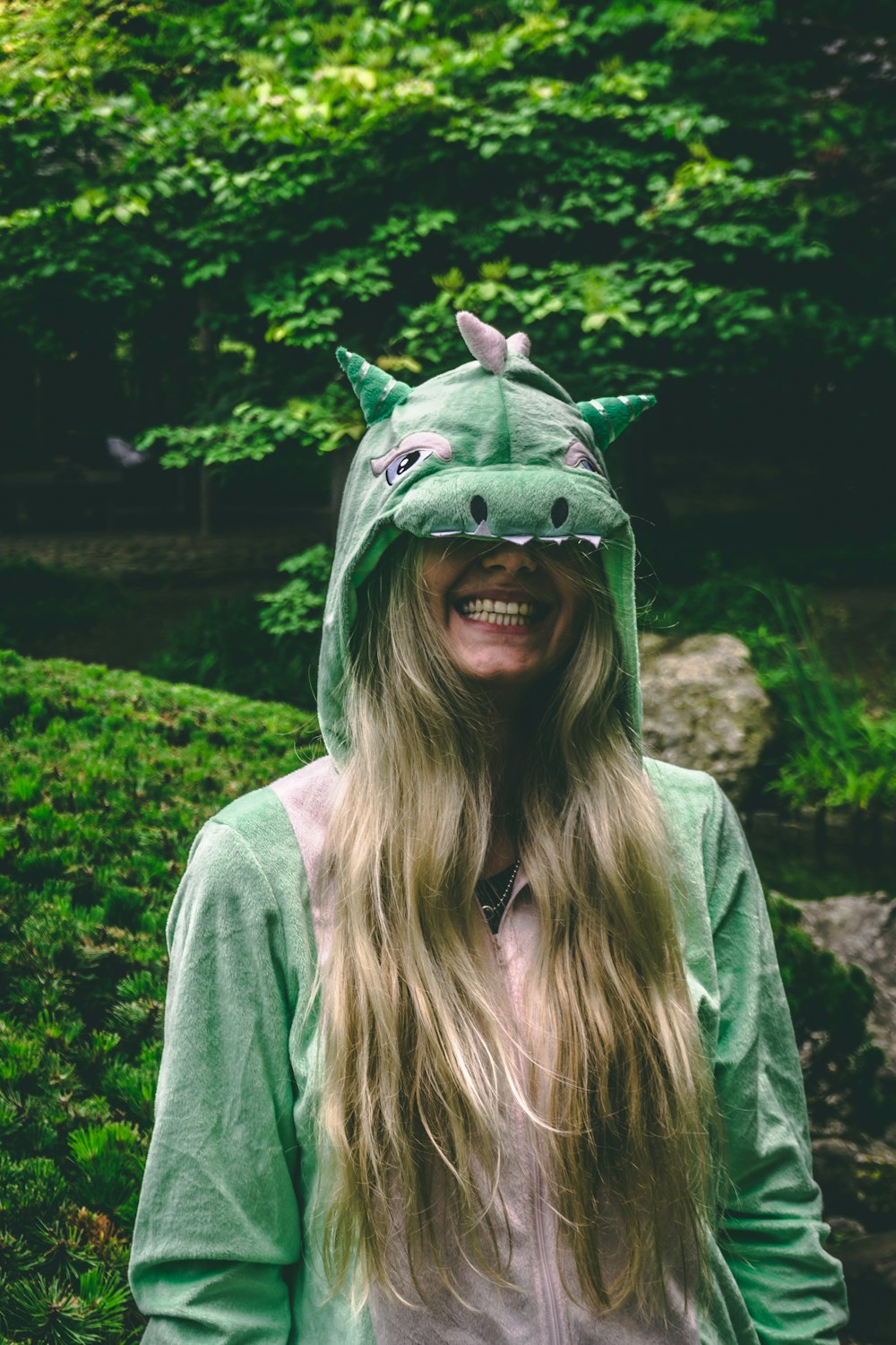 femme souriante portant une veste verte