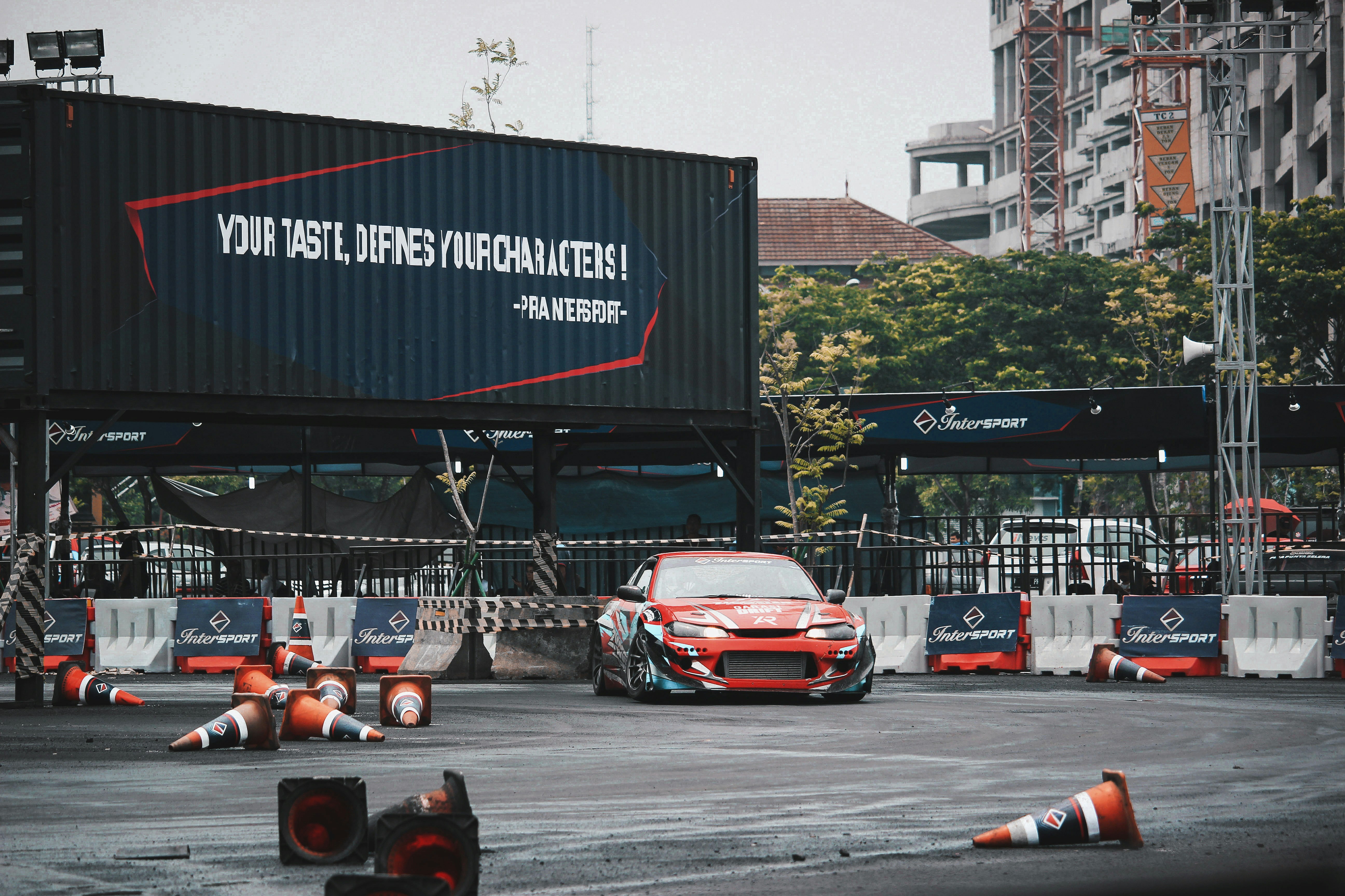 Veicolo rosso parcheggiato accanto al muro