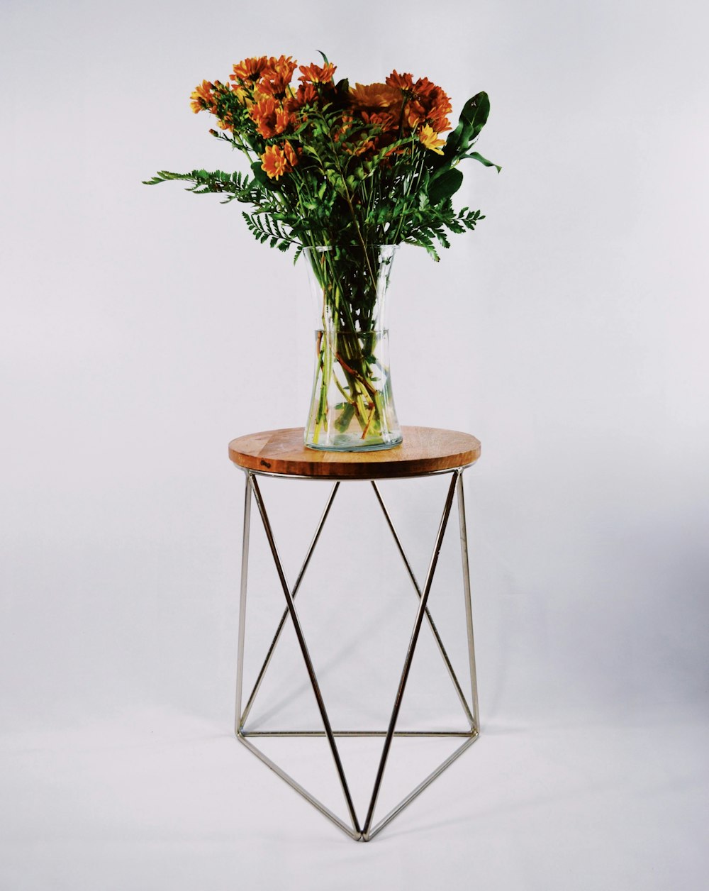 flores no vaso na mesa lateral