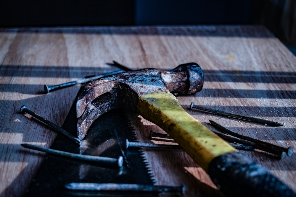 black and yellow claw hammer on focus photography