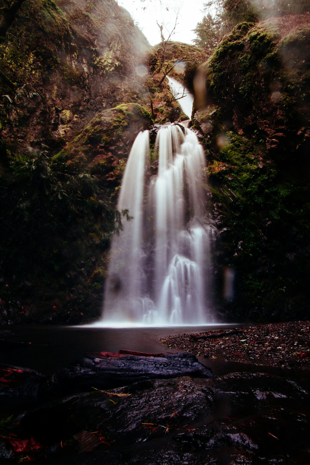 Cascadas bajo el cielo blanco