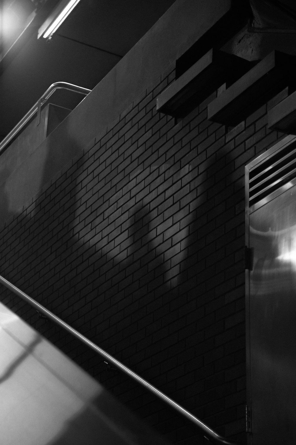 지하철 역의 흑백 사진