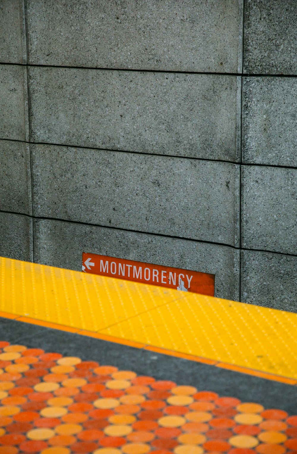 Um banco amarelo com uma placa que diz Montgomery nele
