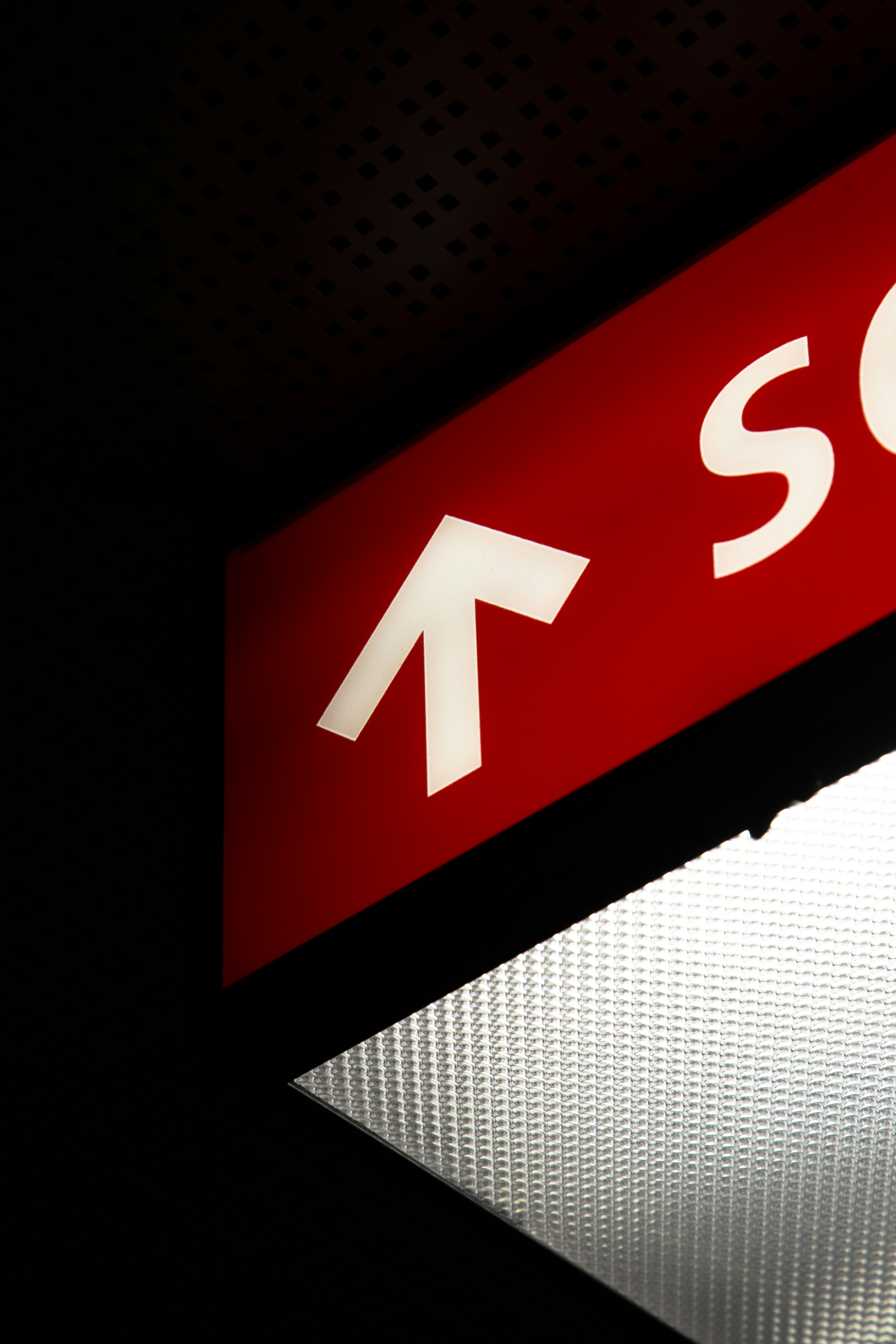 Signage | 4 best free signage, sign, symbol and train photos on Unsplash