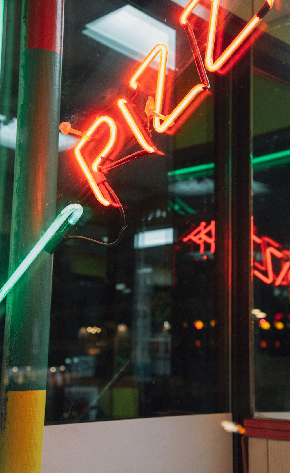 turned-on Pizza neon signage