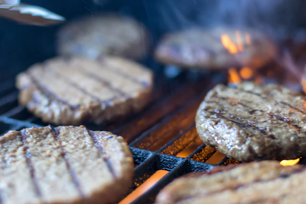 Carne a las brasas con fuego vivo