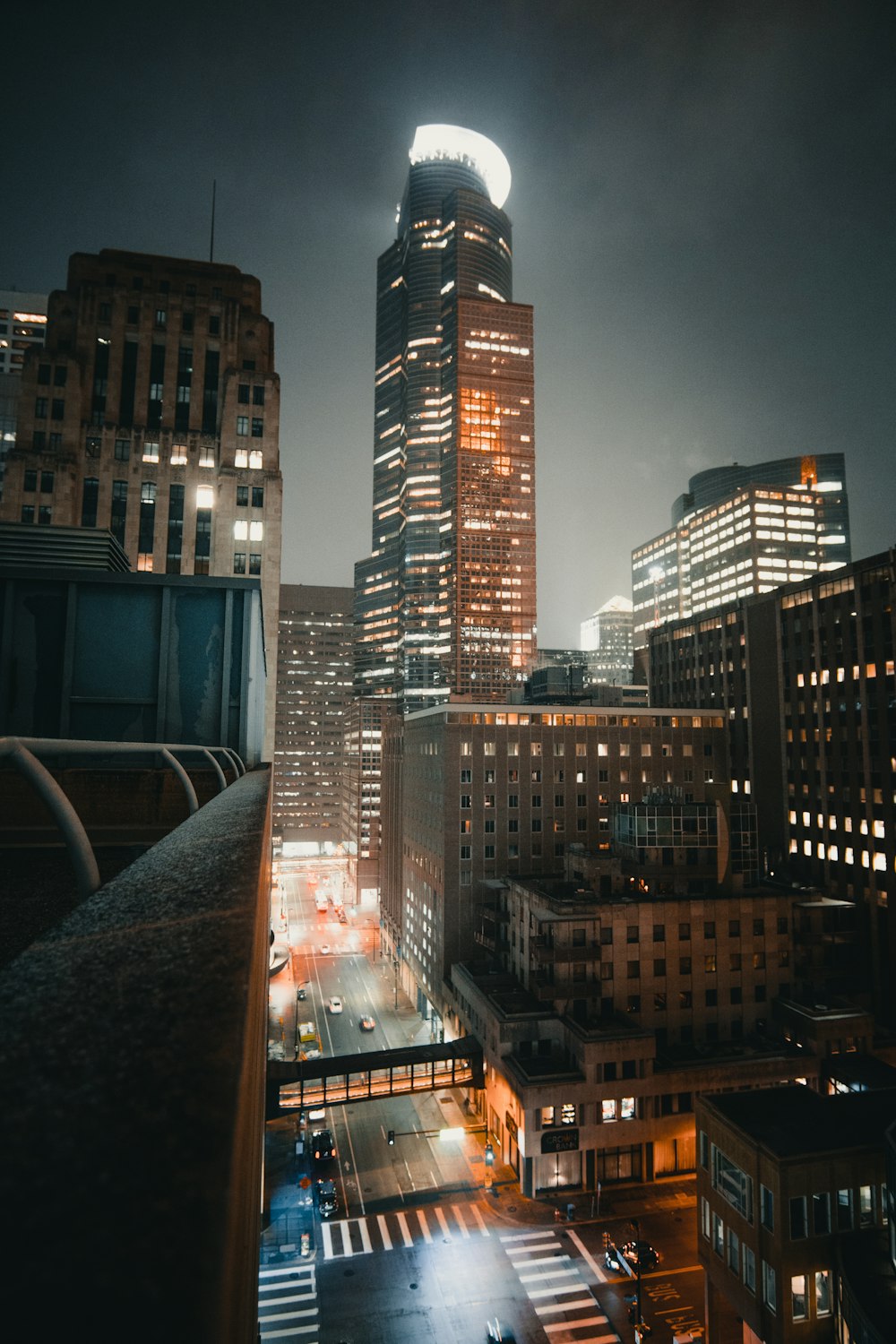 Schwarzes und braunes Stadtbild bei Nacht