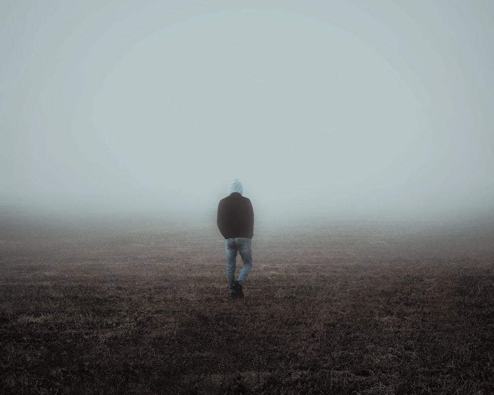 Mann steht vor weißem Nebel