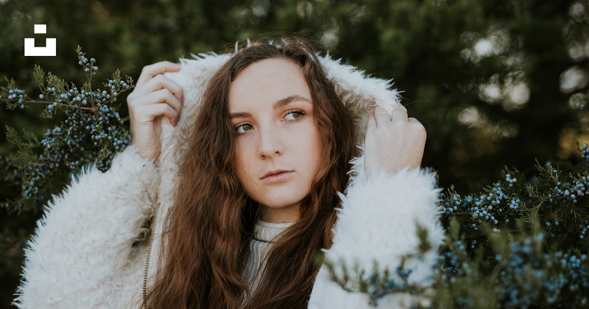 Woman wearing white fleece hoodie photo – Free Hoodie Image on Unsplash