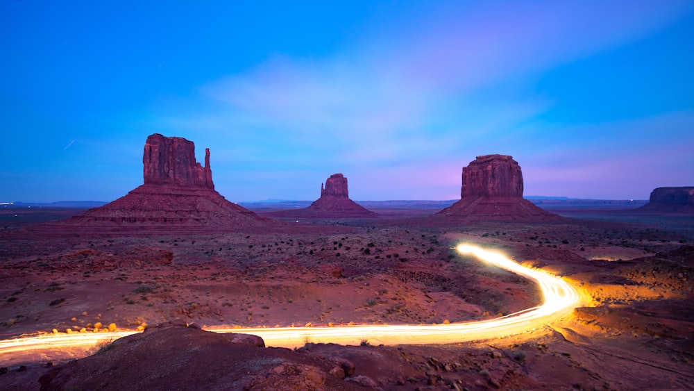 Zeitrafferfotografie der Grand Canyon Road während der goldenen Stunde