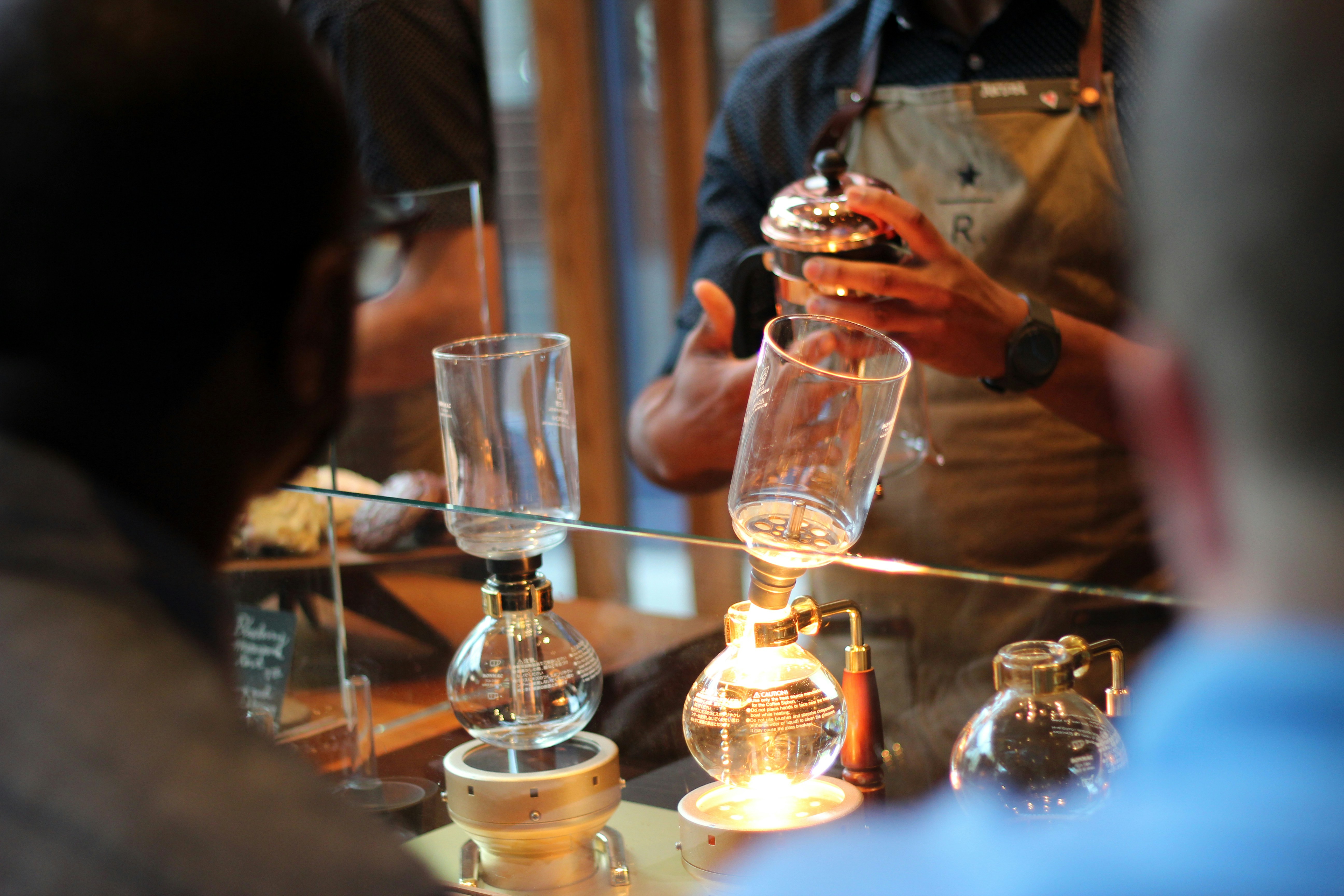 近くのバーテンダー