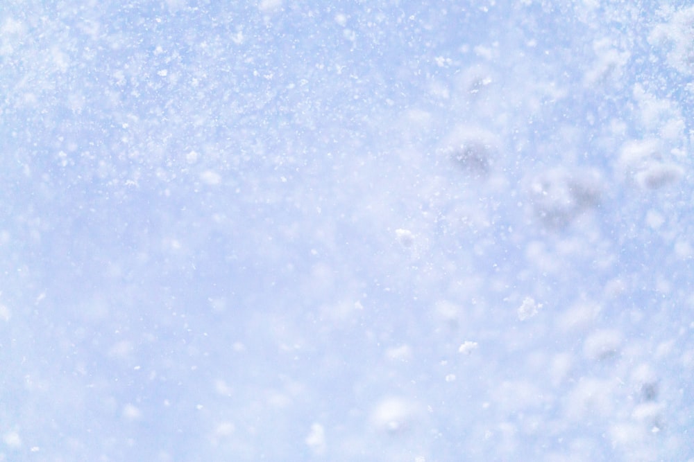 青空に雪片の接写