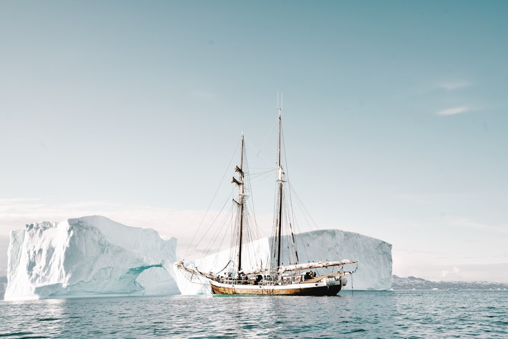 Bateau s’approchant de l’iceberg