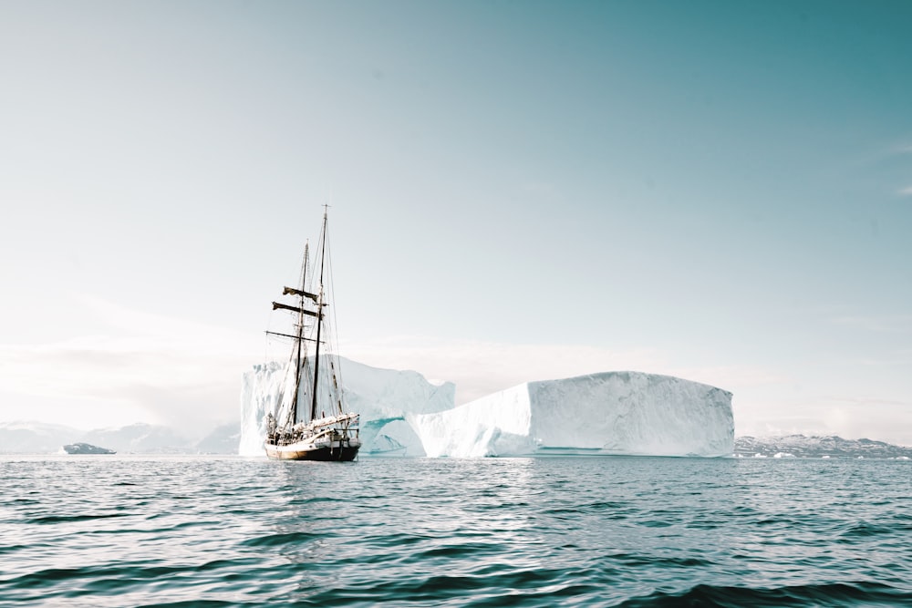 Voilier blanc à côté de l’iceberg