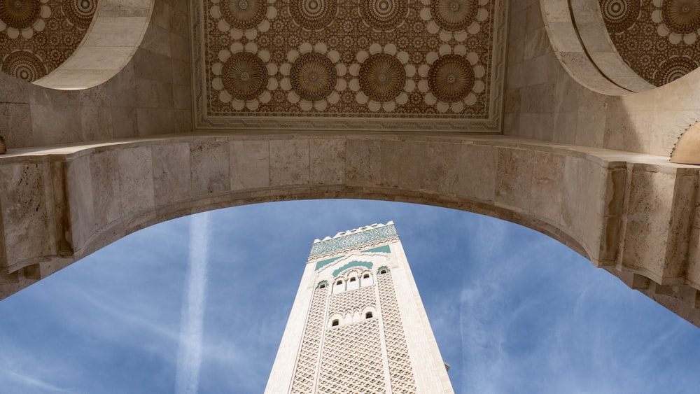 Un edificio alto con un orologio sul lato