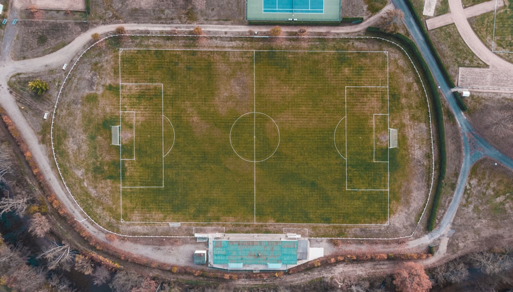 uma vista aérea de um campo de futebol em um parque