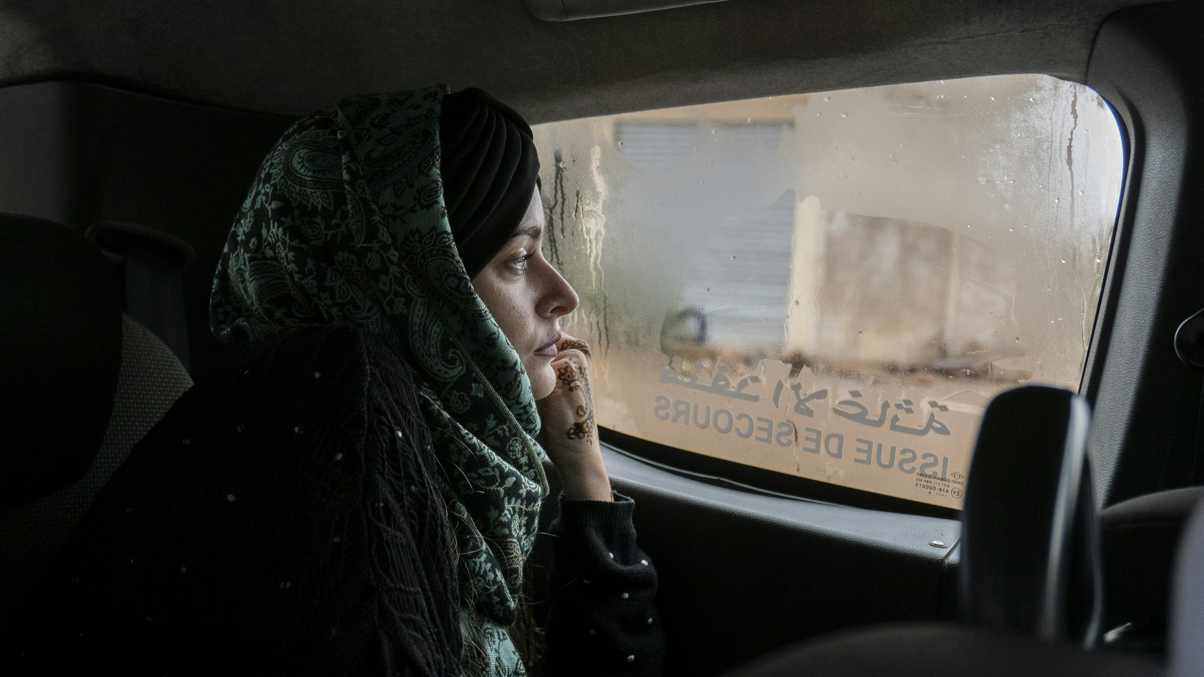 車内に座っている女性