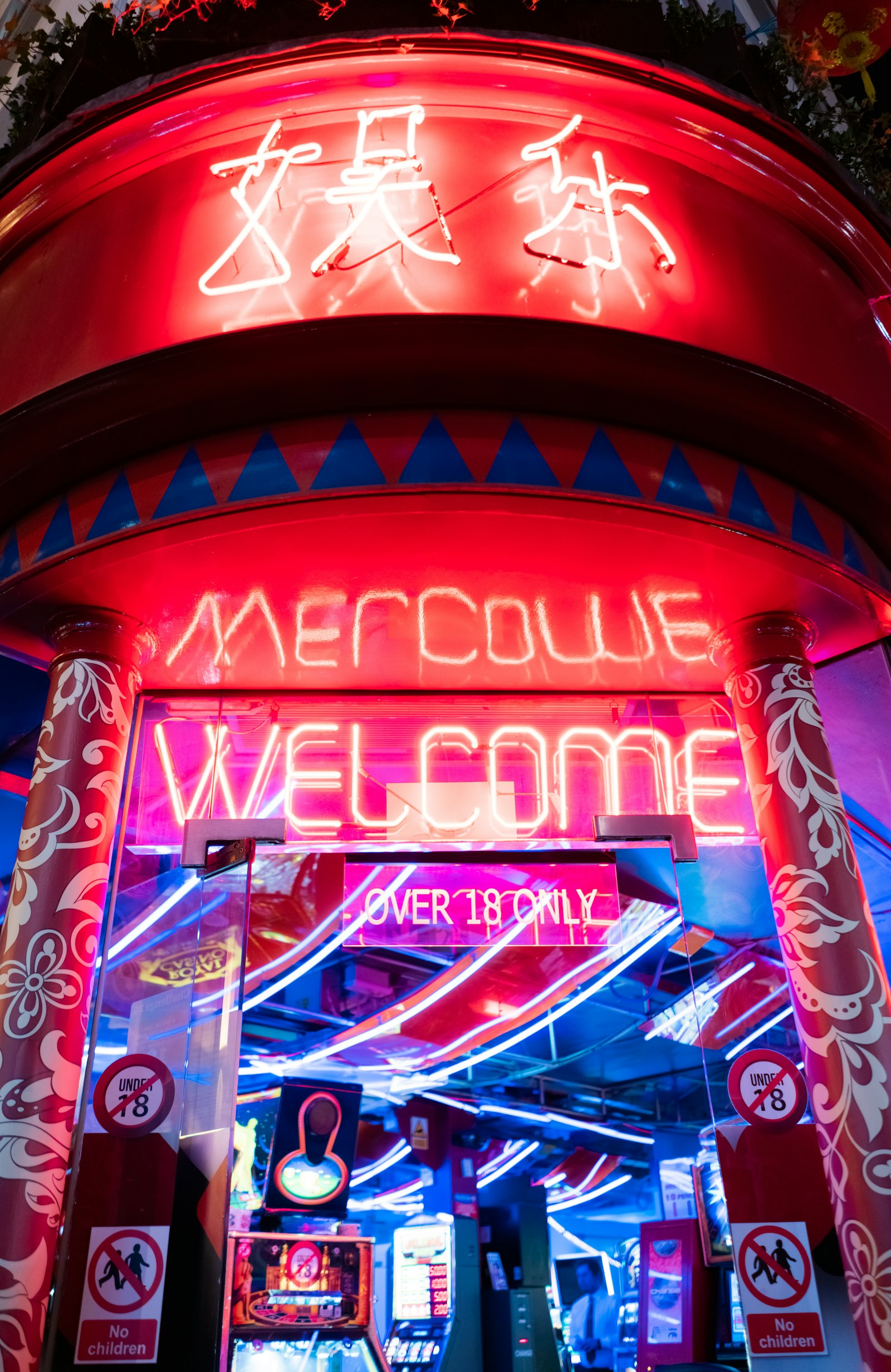 Sony a7R II + Sony FE 28mm F2 sample photo. Welcome neon light sign photography