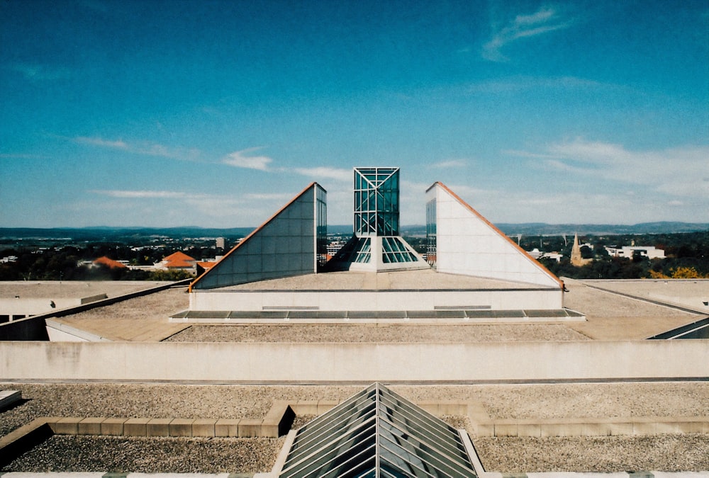 edificio bianco sotto il cielo blu