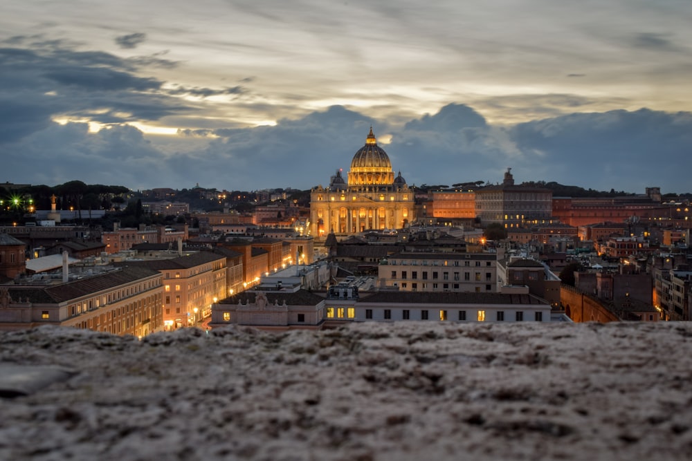 edifici sotto il cielo nuvoloso