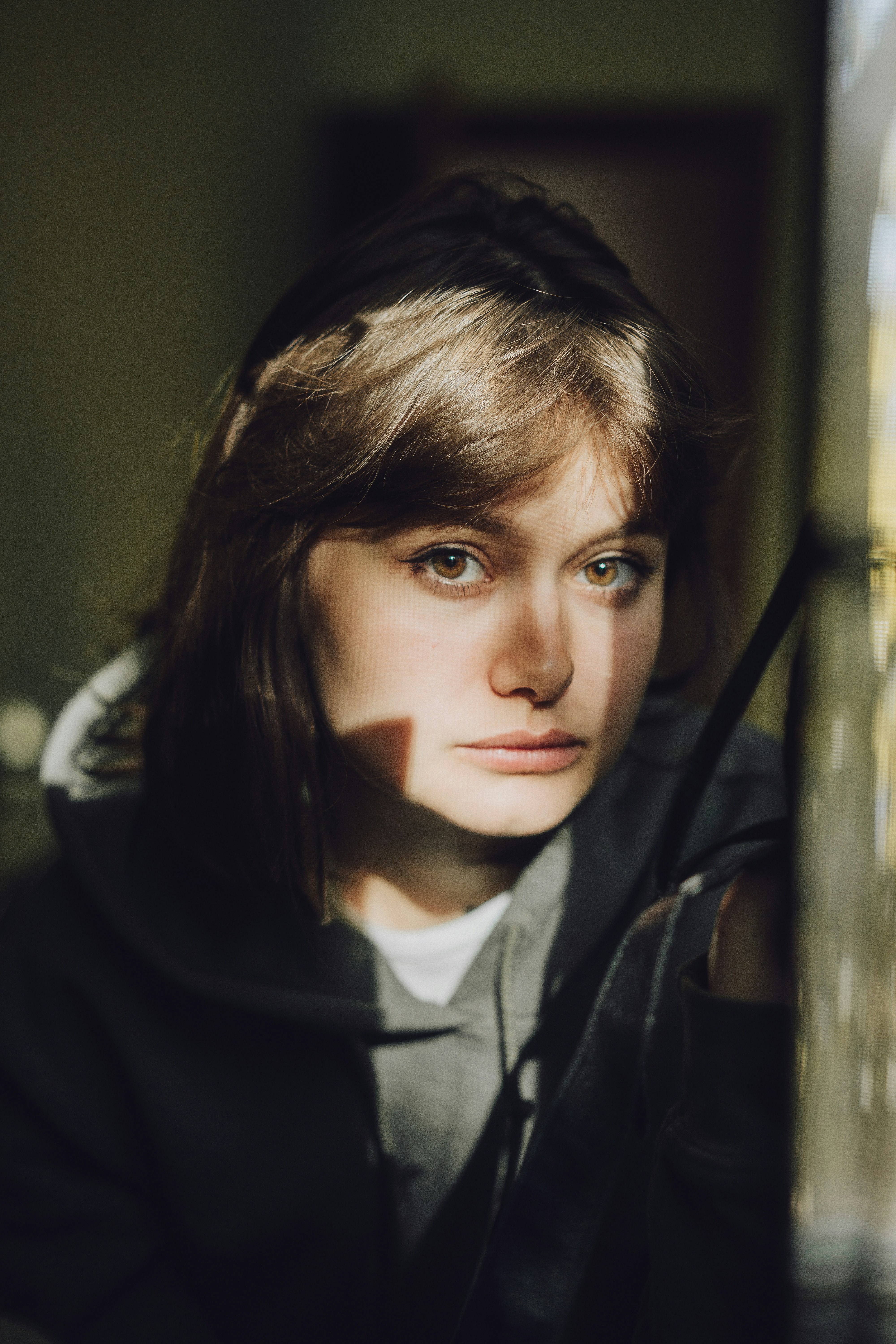 Frau in der Nähe von brauner Wand