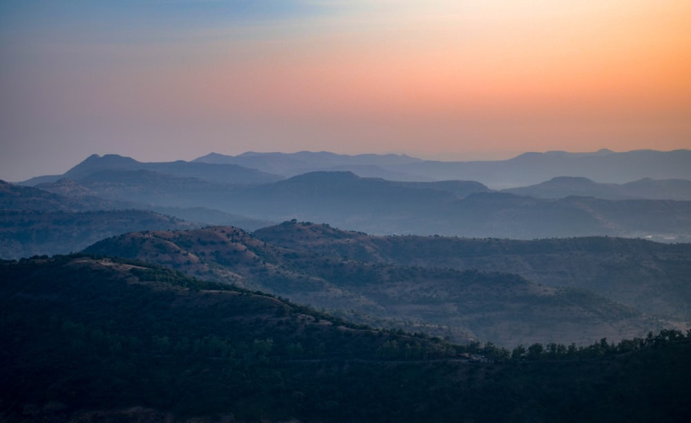 Photographie aérienne de montagnes