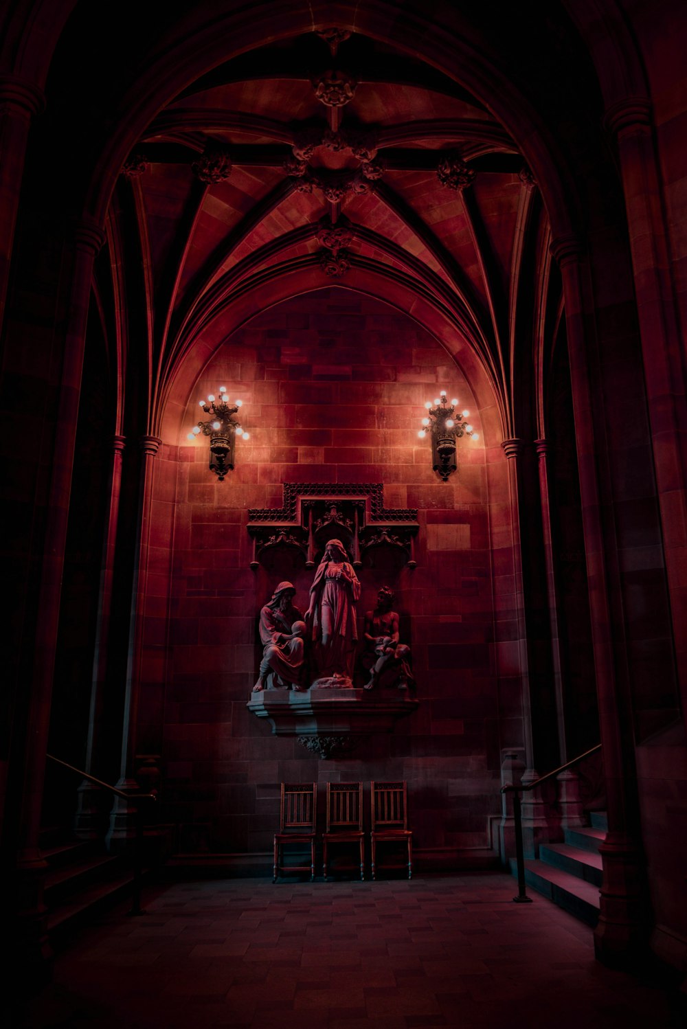 estátuas religiosas dentro da catedral