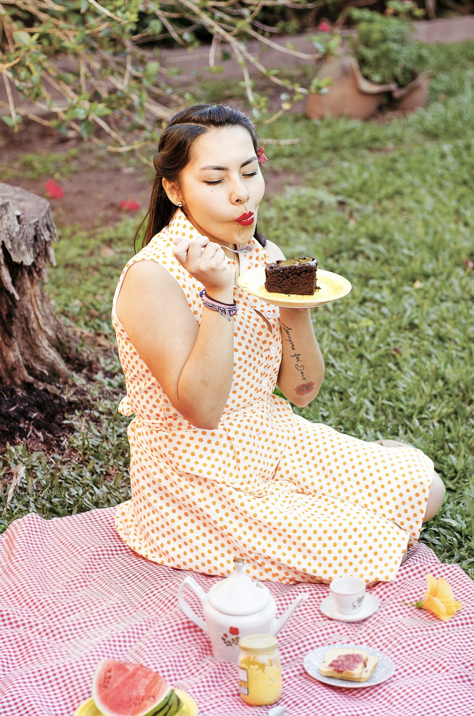 Nikon D5100 + Nikon AF Nikkor 50mm F1.8D sample photo. Woman eating cake while photography