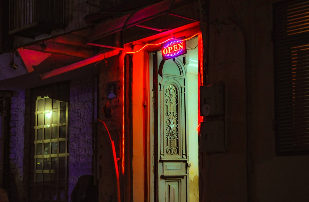 Bâtiment avec signalisation ouverte sur la porte ouverte