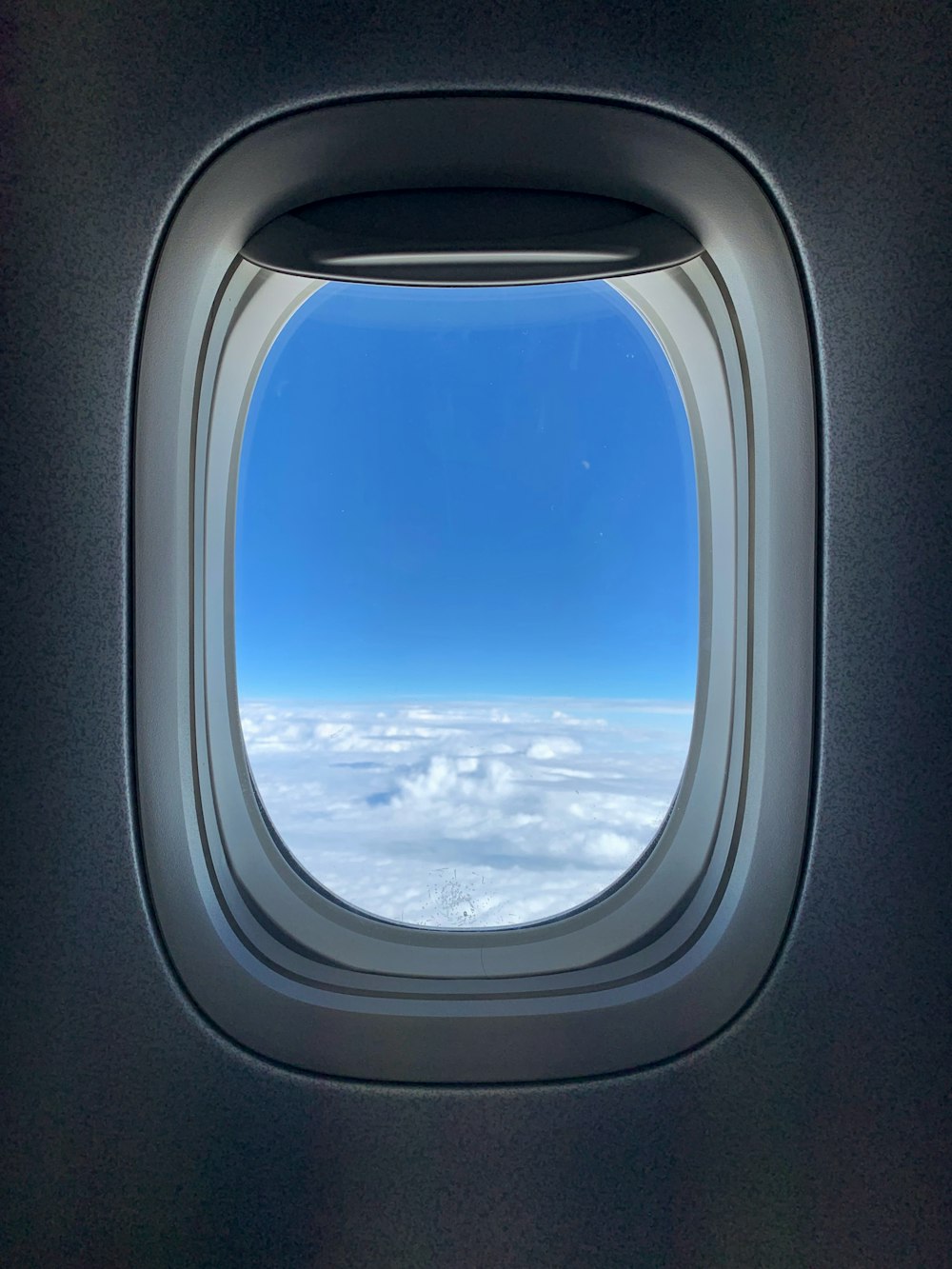 janela cinza do avião