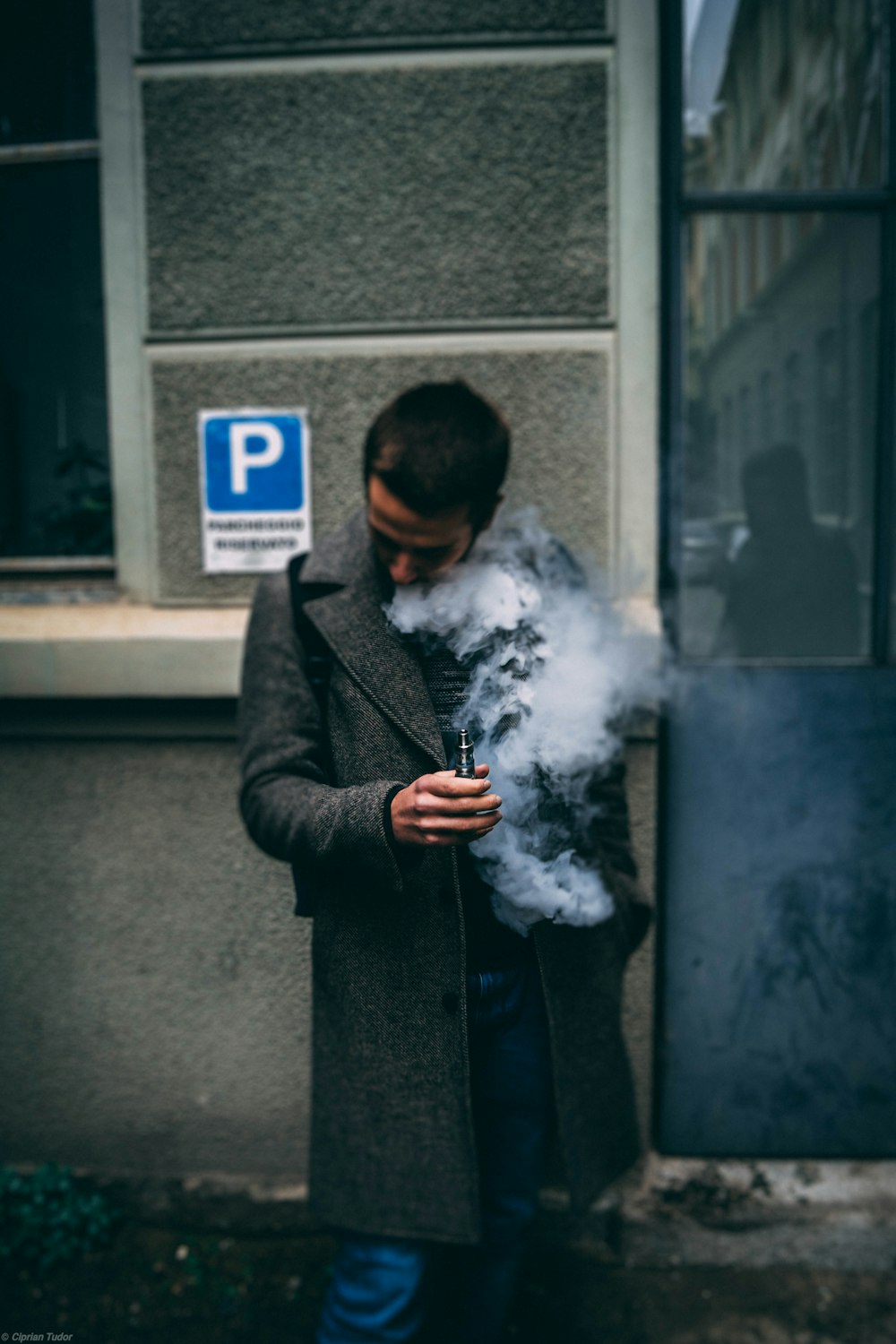 Mann raucht mit Box Mod