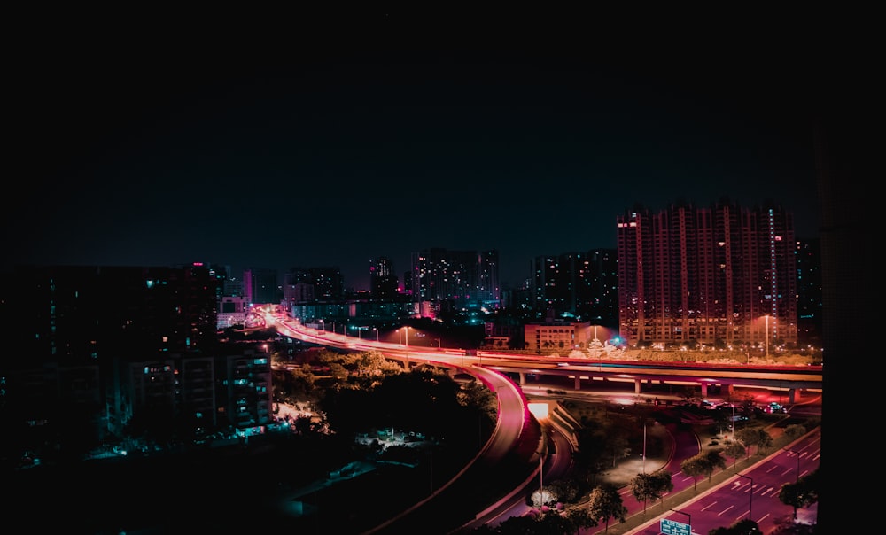 Fotografía timelapse del vehículo y la ciudad durante la noche